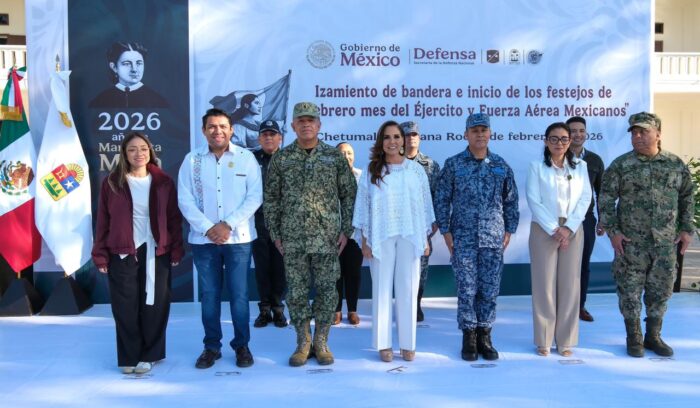 Mara Lezama encabeza izamiento de Bandera en Chetumal Mara Lezama encabeza izamiento de Bandera en Chetumal