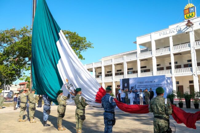 Mara Lezama encabeza izamiento de Bandera en Chetumal e inicia festejos del Ejército y Fuerza Aérea Mexicanos.