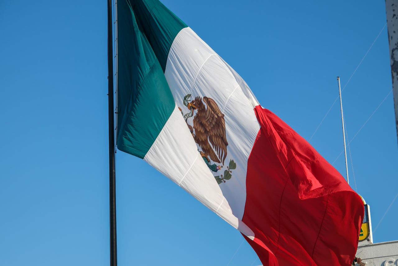Mara Lezama encabeza izamiento de Bandera en Chetumal e inicia festejos del Ejército y Fuerza Aérea Mexicanos.
