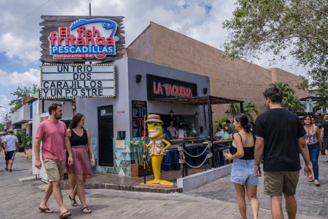 La Avenida Huayacán en Cancún con cafés, restaurantes y ambiente urbano moderno. Siempre está cambiando y siempre hay algo nuevo que probar.