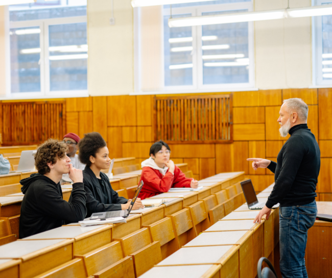 Cómo aprovechar las actividades extraescolares en la universidad para mejorar tu currículo y conseguir recomendaciones laborales.