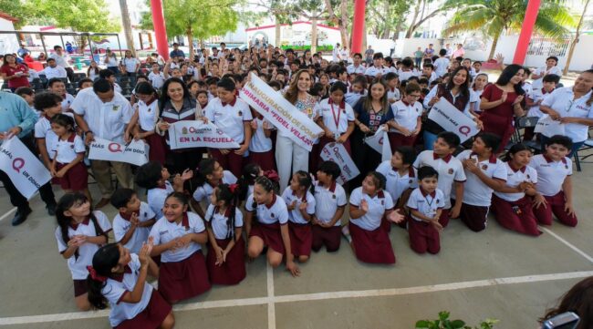 Gobernadora Mara Lezama inaugura el domo en la primaria Fidel Velázquez de Chetumal.