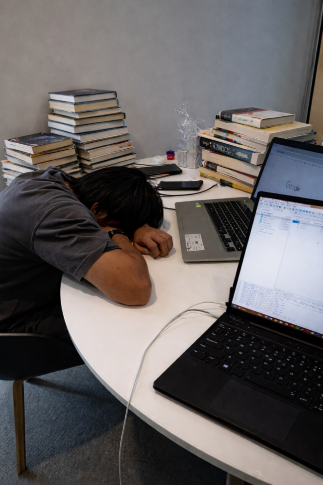 Burnout joven: cansancio mental sin descanso. Descubre causas, estrés en jóvenes y cómo evitar el agotamiento mental juvenil.