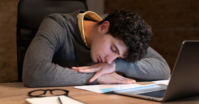 Dormir ocho horas parece un lujo en la era digital.