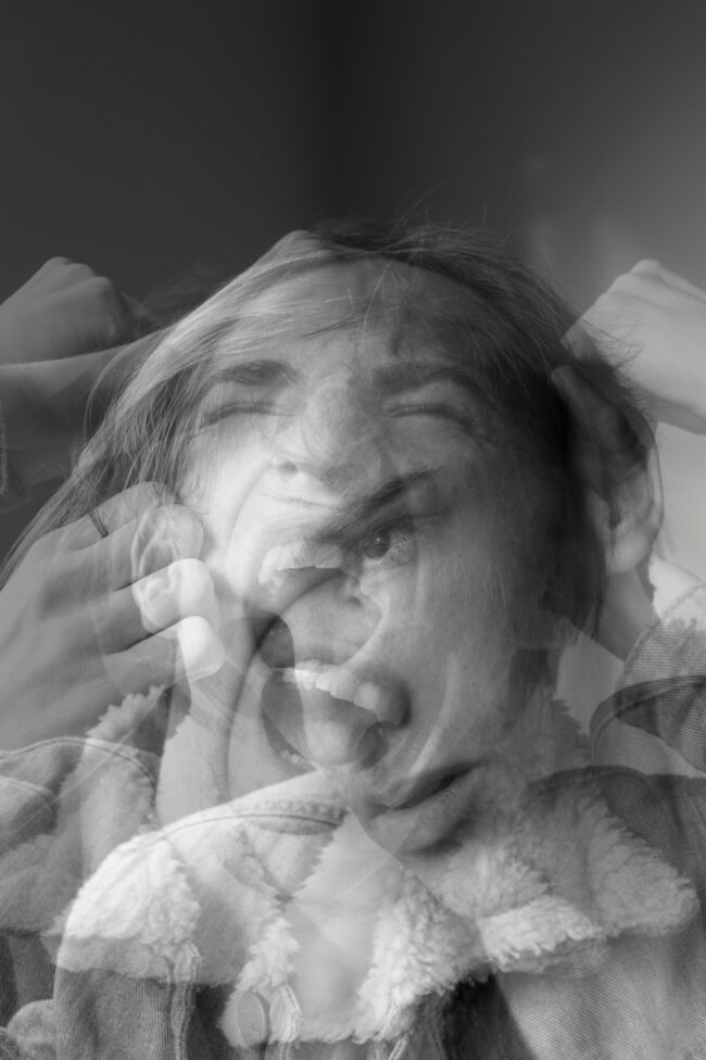 El miedo a sentir “demasiado” (y dar cringe), hay algo curioso pasando: cada vez sentimos más, pero mostramos menos. por no expresarnos...