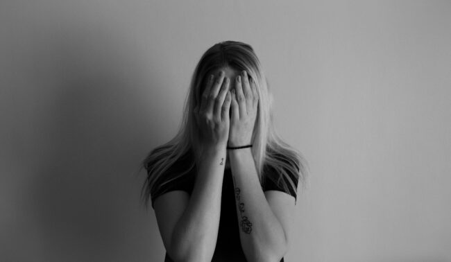 El miedo a sentir “demasiado” (y dar cringe), hay algo curioso pasando: cada vez sentimos más, pero mostramos menos. por no expresarnos...