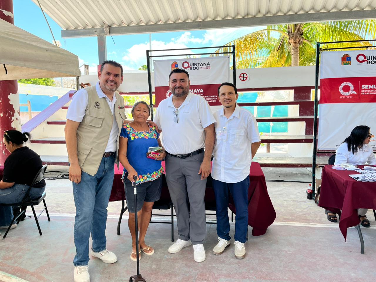 INMAYA entrega bastones en Holbox y Kantunilkín INMAYA entrega bastones en Holbox y Kantunilkín