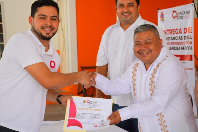 Con las constancias del "Taller de Introducción a la Lengua Maya", impartido por el INMAYA, fortalecen la identidad cultural en Quintana Roo.