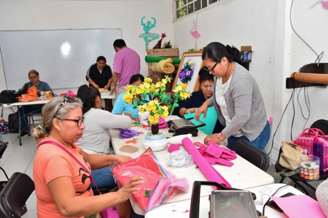 Taller gratuito Manos Creativas, FPMC, BiblioAvión Gervasio, Cozumel