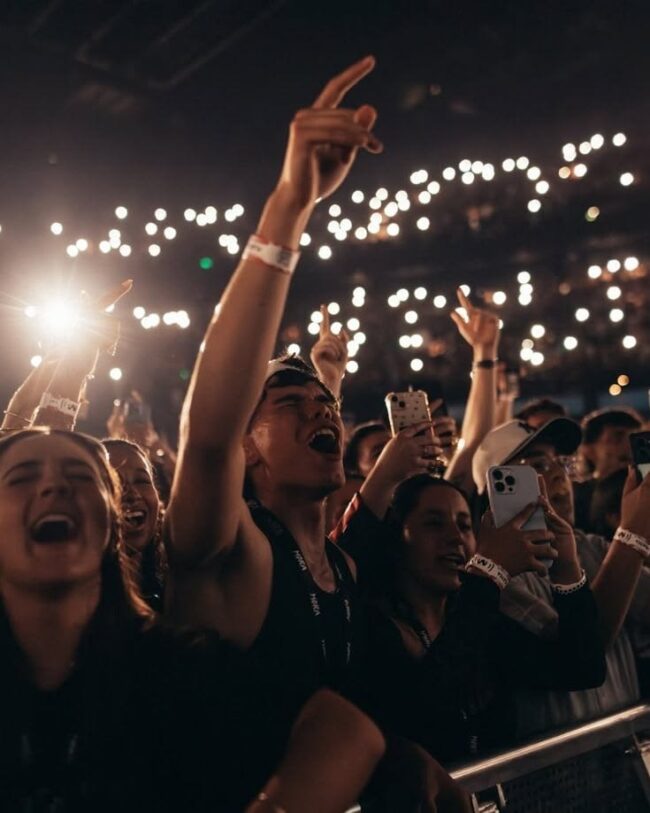 Emociones sentimientos difíciles de comunicar. La música en los jóvenes influye diariamente en emociones, identidad y relaciones sociales. Además, acompaña momentos importantes...