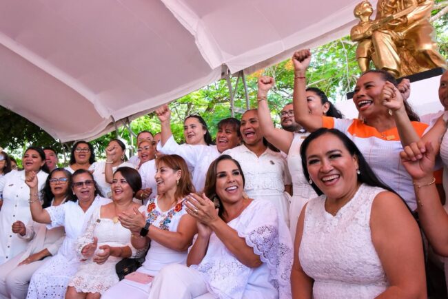 Día de las Maestras y Maestros en Chetumal: Mara Lezama encabezó una ceremonia cívica conmemorativa para reconocer a docentes.