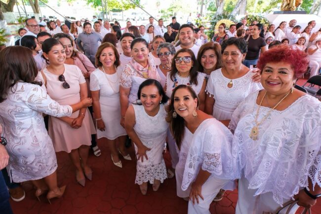 Día de las Maestras y Maestros en Chetumal: Mara Lezama encabezó una ceremonia cívica conmemorativa para reconocer a docentes.