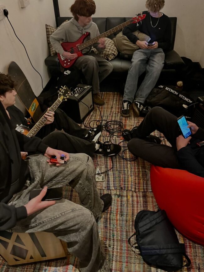 Jóvenes Generación Z. La música en los jóvenes influye diariamente en emociones, identidad y relaciones sociales. Además, acompaña momentos importantes...