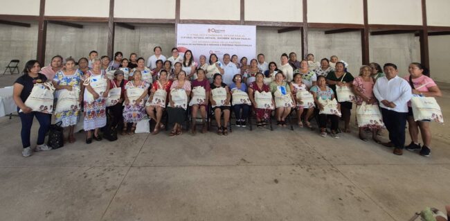 Entrega de apoyos del INMAYA. Parteras tradicionales de Quintana Roo reciben materiales e insumos en Felipe Carrillo Puerto.