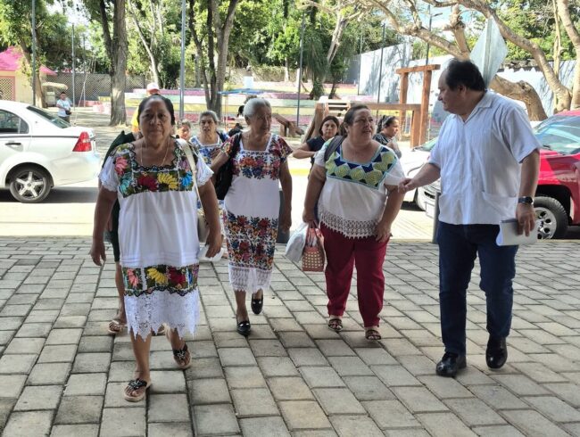 Entrega de apoyos del INMAYA. Parteras tradicionales de Quintana Roo reciben materiales e insumos en Felipe Carrillo Puerto.
