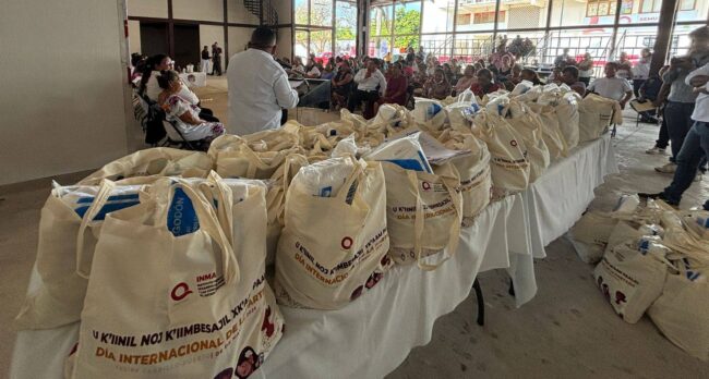 Entrega de apoyos del INMAYA. Parteras tradicionales de Quintana Roo reciben materiales e insumos en Felipe Carrillo Puerto.