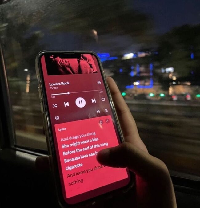 Identidad en los jóvenes, tendencias musicales. Música en Spotify y YouTube. La música en los jóvenes influye diariamente en emociones, identidad y relaciones sociales. Además, acompaña momentos importantes...