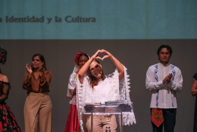 El Programa Cívico Cultural Encuentro Cultural 2026 reunió a más de 600 estudiantes en Cancún junto a Mara Lezama en el Teatro de la Ciudad