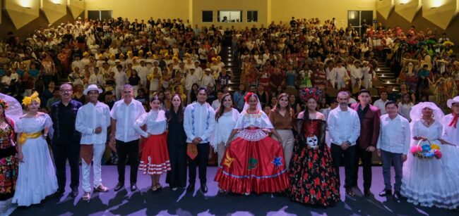 El Programa Cívico Cultural Encuentro Cultural 2026 reunió a más de 600 estudiantes en Cancún junto a Mara Lezama en el Teatro de la Ciudad