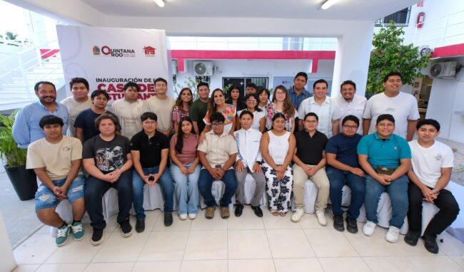 Mara Lezama durante la inauguración de la Casa del Estudiante en Chetumal, acompañada de autoridades y estudiantes beneficiados por la obra.
