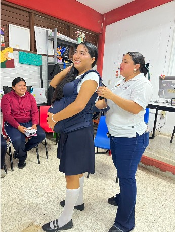 Estudiantes participan en espacios de diálogo sobre salud, seguridad digital y nuevas masculinidades organizados por SIPINNA en el Colegio de Bachilleres de Río Hondo.