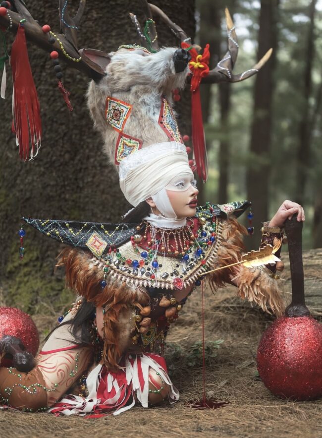 “La Más Draga” pone en el centro la cultura mexicana mediante retos de actuación, pasarela, maquillaje, diseño y performance.