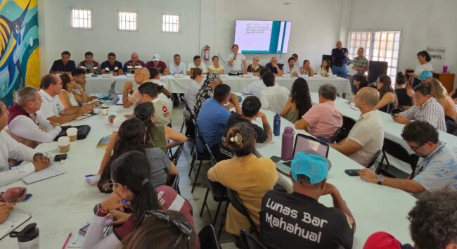 Turismo sustentable en Mahahual avanza con mesas de trabajo entre SEMA y SEMARNAT para impulsar un desarrollo ordenado y proteger el medio ambiente.
