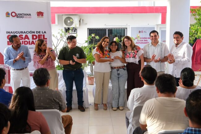 Mara Lezama durante la inauguración de la Casa del Estudiante en Chetumal, acompañada de autoridades y estudiantes beneficiados por la obra.