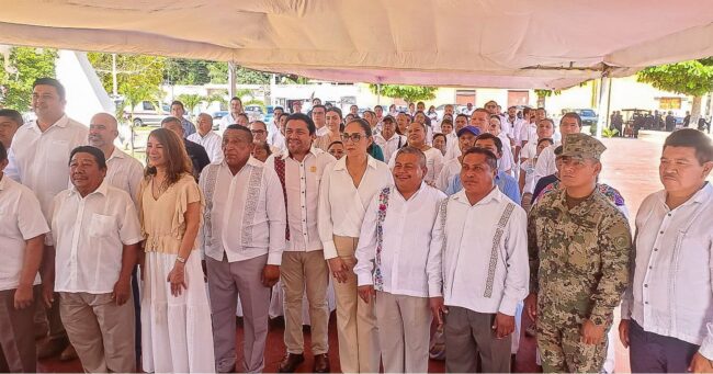El Director General del INMAYA, Enrique Chuc, participa en la ceremonia del Día Estatal de la Lucha Social Maya junto a autoridades y representantes del pueblo maya.