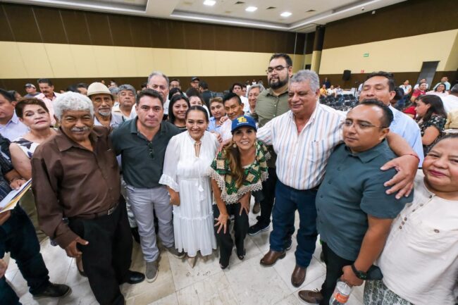 Mara Lezama entrega reconocimiento a personal docente y directivo de las telesecundarias de Quintana Roo y anuncia apoyo económico.