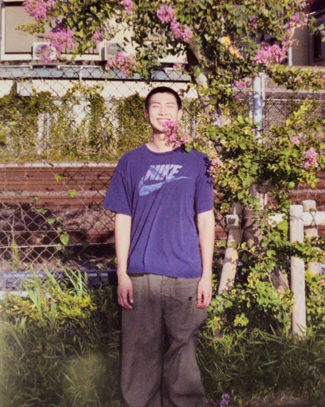 Right Place Wrong Person: descubre cómo Kim Namjoon explora la vulnerabilidad, la identidad y sentirse fuera de lugar en su segundo álbum.