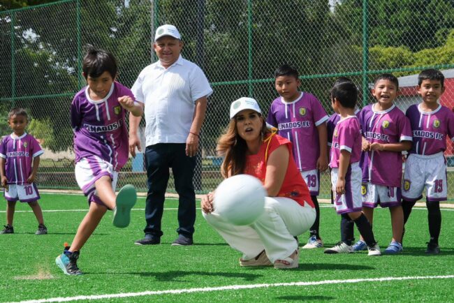 Mara Lezama convive con niñas, niños y jóvenes durante la supervisión de la nueva cancha de fútbol 5 del Mundial Social en José María Morelos, en la Unidad Deportiva Miraflores.