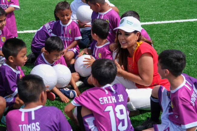 Mara Lezama convive con niñas, niños y jóvenes durante la supervisión de la nueva cancha de fútbol 5 del Mundial Social en José María Morelos, en la Unidad Deportiva Miraflores.