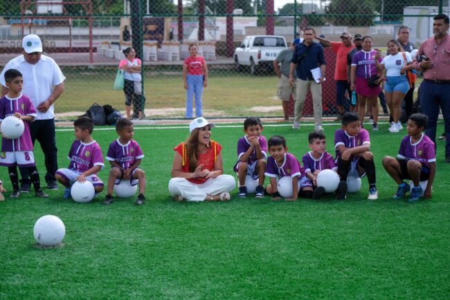 Mara Lezama convive con niñas, niños y jóvenes durante la supervisión de la nueva cancha de fútbol 5 del Mundial Social en José María Morelos, en la Unidad Deportiva Miraflores.