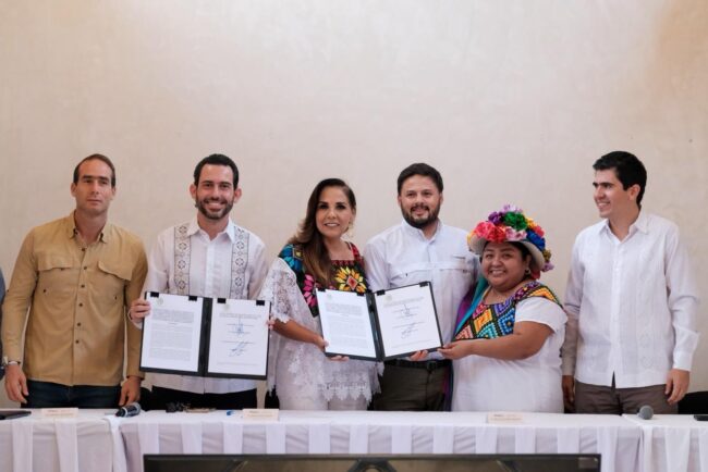 Firma de la declaratoria de Mara Lezama a la gastronomía quintanarroense como Patrimonio Inmaterial de Quintana Roo