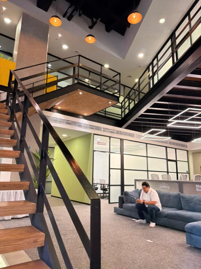 Coworking en Cancún para jóvenes emprendedores. Conoce Marina Business, sus oficinas privadas, servicios, salas y ubicación en Puerto Cancún.