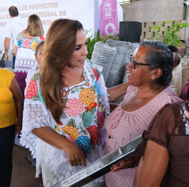 Mara Lezama durante la entrega de herramientas e insumos a beneficiarias y beneficiarios de proyectos productivos en Quintana Roo.