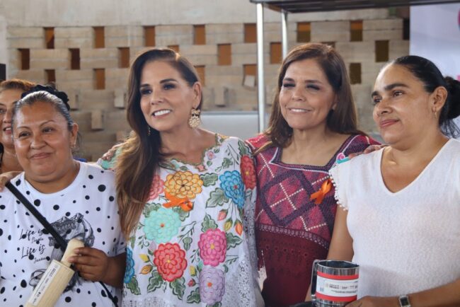 Mara Lezama y Verónica Lezama durante la entrega de herramientas e insumos a beneficiarias y beneficiarios de proyectos productivos en Quintana Roo.