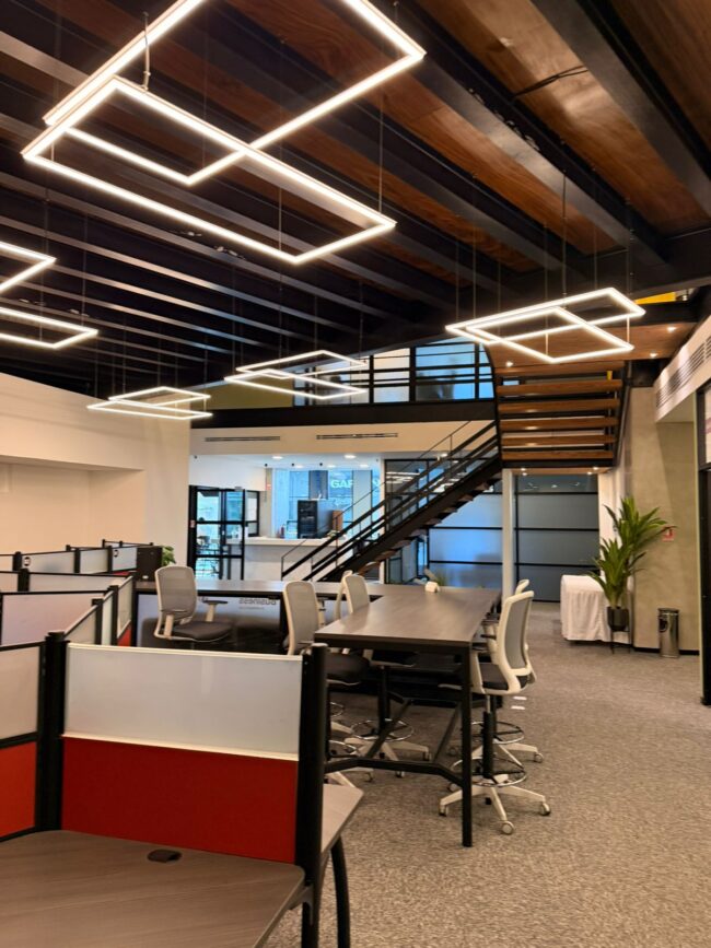 Coworking en Cancún para jóvenes emprendedores. Conoce Marina Business, sus oficinas privadas, servicios, salas y ubicación en Puerto Cancún.