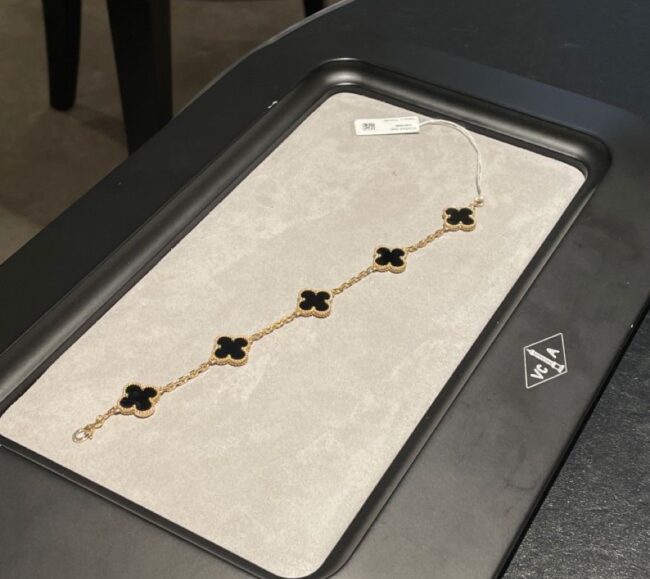 Descubre Van Cleef, el collar Alhambra y su legado. Explora joyería de lujo, estilo personal, historia y lecciones para jóvenes.