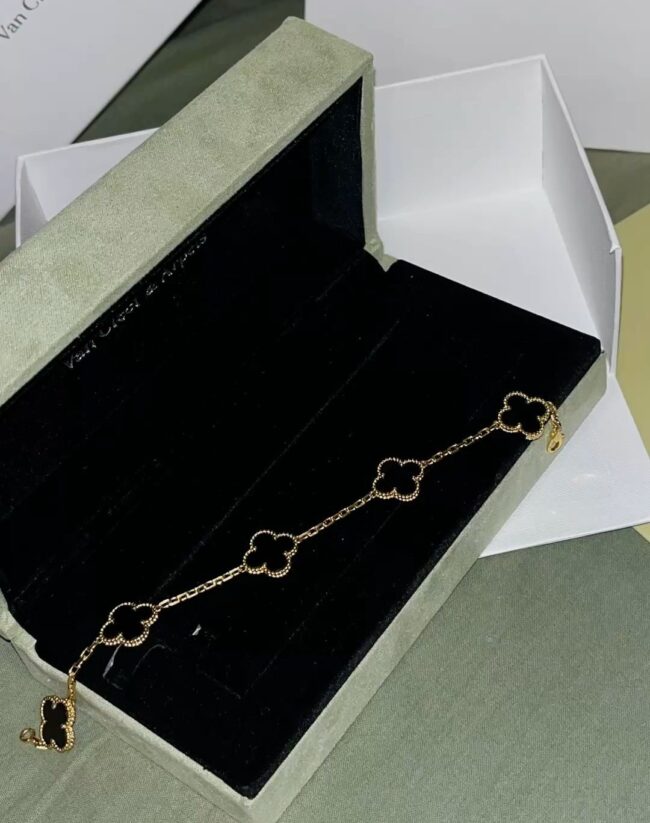 Descubre Van Cleef, el collar Alhambra y su legado. Explora joyería de lujo, estilo personal, historia y lecciones para jóvenes.